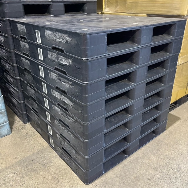 【中古・同一規格品】プラスチック中古パレット　1100×1100　片面使用/二方差し【埼玉県三郷市】p-00446　※10枚からのご注文