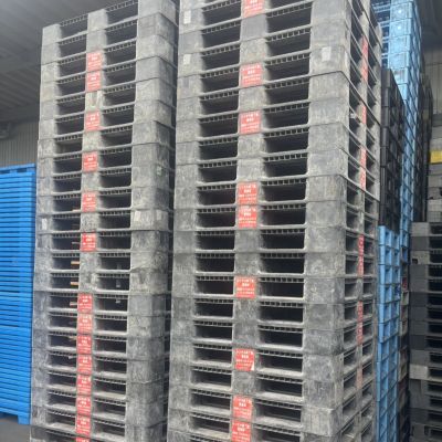 【中古・同一規格品・汚れ有】プラスチック中古パレット　1100×1100×140　片面【埼玉県三郷市】p-00283　※10枚からのご注文